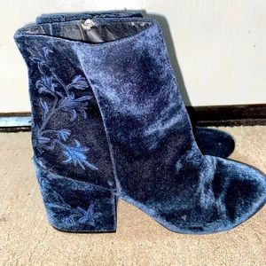 Kenneth Cole blue velvet ankle boot.M 10